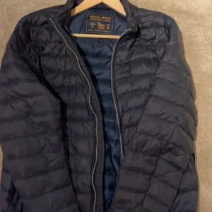 Woolrich jacka  - Fin woolrich jacka storlek l men passar m perfekt till våran skicket är 10/10!