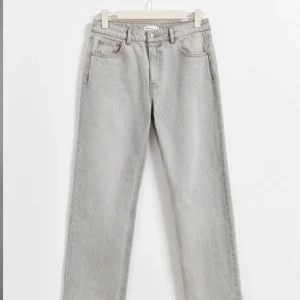 Jeans Gina Tricot - Säljer mina snygga gråa jeans från gina, då dom är lite för stora. Fint skick och inga defekter 💕💕