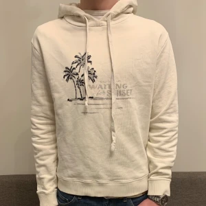 Saint Laurent Hoodie - ”Waiting for sunset” - Yves Saint Laurent Hoodie i fint skick- inga fläckar inget slitage överhuvudtaget. Självklart äkta. VIKTIGT ATT VETA: Kille i bild är 177 cm lång men sitter kort i längden, tröjan är S men passar XS, sitter bäst på 167-174 cm. 