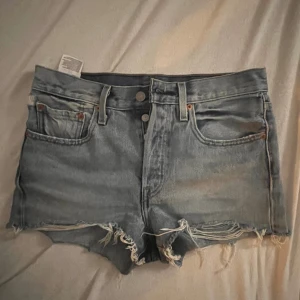Levis jeans shorts  - Köpta second hand utomlands, är jätte fina till sommaren som snart är här! 😁💕🎀