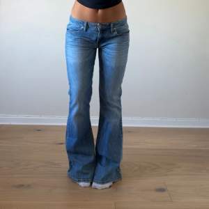 Så snygga lågmidjade vintage jeans. Midjemåttet är ca 84cm och innerbenslängden är ca 86cm. 