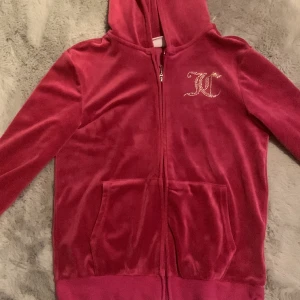 Juciy couture kofta - Säljer juciy couture tröja, säljer pågrund av inte min stil, pris 300kr , äkta såklart. Barn storlek!