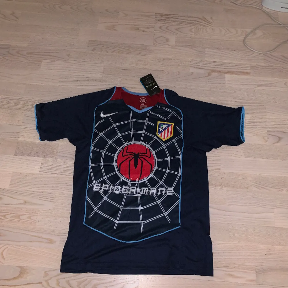 Atletico Madrid fotbollströja, nummer 9, Fernando Torres, Spiderman, SÄLLSYNT ( OANVÄND / HELT NY ). T-shirts.