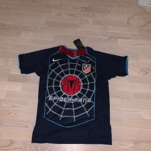 Atletico Madrid tröja - Atletico Madrid fotbollströja, nummer 9, Fernando Torres, Spiderman, SÄLLSYNT ( OANVÄND / HELT NY )