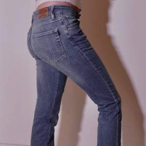 Snygga jeans  Hela byxan 106cm Innerbenslängd 85cm Midjan 37cm Midjehöjd 23cm Benbredd 20cm