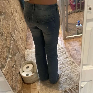 Ljusblå lågmidjade jeans  - Säljer dessa ljusblå lågmidjade fina jeansen eftersom att de inte används längre, det är lågmidjade bootcut jeans. Bara att dm:a vid funderingar! 