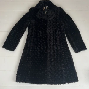 Kappa - Lurvig fin kappa, päls faux med snyggt foder. Fint skick, ser ut som ny. 