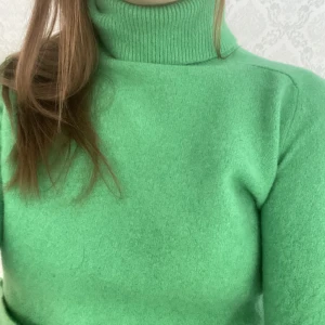 Ylletröja Carin Wester  - Varm och jättemjuk polotröja från Carin Wester   Jättemysig och fin grön färg  Har krympt lite i tvätten så passar nog bäst på en xs/34