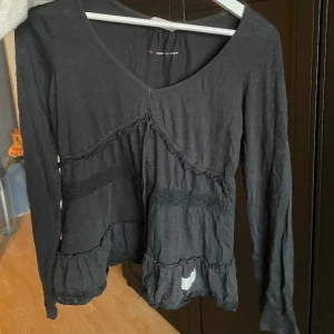 Odd Molly tröja - Säljer denna super fina toppen ifrån odd Molly, är i super fint skick då den endast är använd runt 2 gånger. Skulle säga att toppen är en XS-M, beror helt på hur man vill att den ska sitta!🫶🏻  (Toppen tvättas innan den skickas iväg🩵)