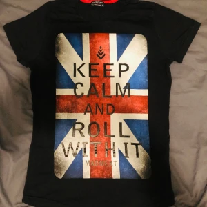 T-shirt med motiv  - Bra skick Strl M