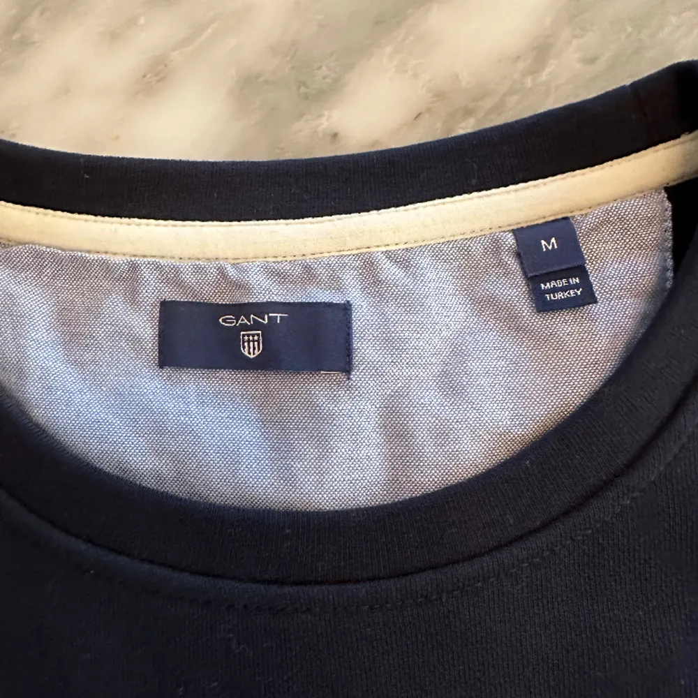 Gant Sweatshirt stl M Nypris 1300kr Använt ändast 2-3 ggr ( nästan helt ny - utan prislapp ) Marinblå . Hoodies.