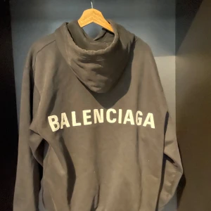 Balenciaga Hoodie - Storlek S, Oversized (Sitter som en M/L) Skick 8,5/10 Nypris ca 8000 Pris förhandlingsbart vid snabb & smidig affär!😁