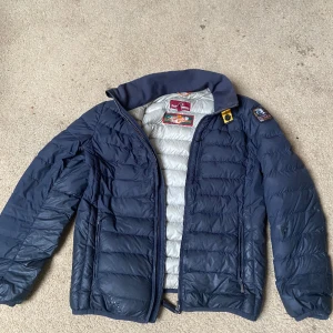 Parajumpers Jacka - Säljer en fin och skön parajumpers jacka i stl 170-180.   Den är använd men i relativt bra skick. Har en liten skada på armen och en nere vid fickan. Extremt stiligt och snygg jacka som är perfekt för dig som tänker på stilen.  Kan frakta eller mötas upp🙏