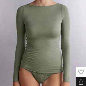 Intimissimi ultra light - Säljer min intimissimi ultra light tröja 🤩 Det är den trendiga tröjan alla har fast i grön, har bara används ett fåtal gånger och är därav i bra skick 💗 Jag säljer eftersom jag vill ha den i en annan färg ✨