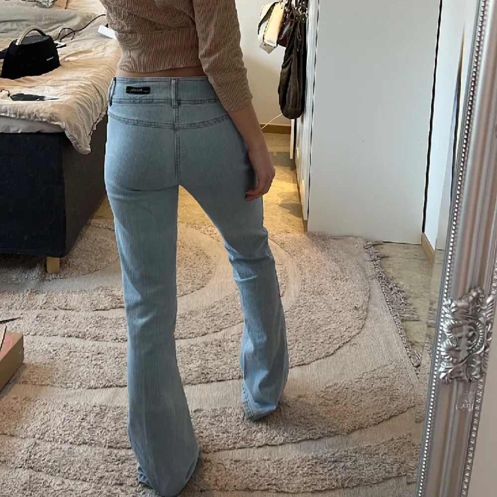 Jeans i en så fin tvätt💕 fint skick men har någon fläck vid byxbenen, skriv gärna så skickar jag bild! Midjemått: 75,5 Innerbenslängd: 85cm . Jeans & Byxor.