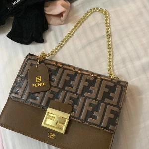 Ny fendi väska - En helt ny och oanvänd Fendi väska. Har två kedjor, en lång och en kort. Den är stor. Köpt för 1500kr. Ej äkta. Köparen står för frakten ❤️