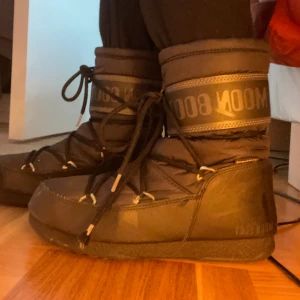Moon boots  - Jättefina moon boots som är lite nättare i modellen så inte lika stora som dom klassiska. 