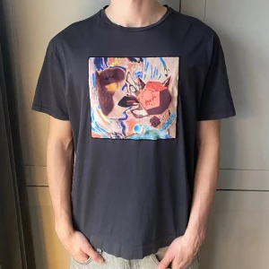 Limitato T-Shirt - Säljer denna snygga och sköna limitato tshirt i ett mycket bra skick (9/10). Nypris: ~1800 och vårat: 399kr. Enbart T-shirten ingår. Storlek M. Modellen är 181cm och väger 70kg. Pris kan diskuteras. Hör av dig vid frågor eller funderingar!