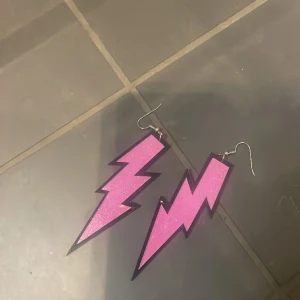 Blixt örhängen - Säljer dessa jättefina blixt örhängen. Kände bara att det inte var min stil. Dem här örhängena väger lika mycket som en fjäder och dem är stora💕⚡️