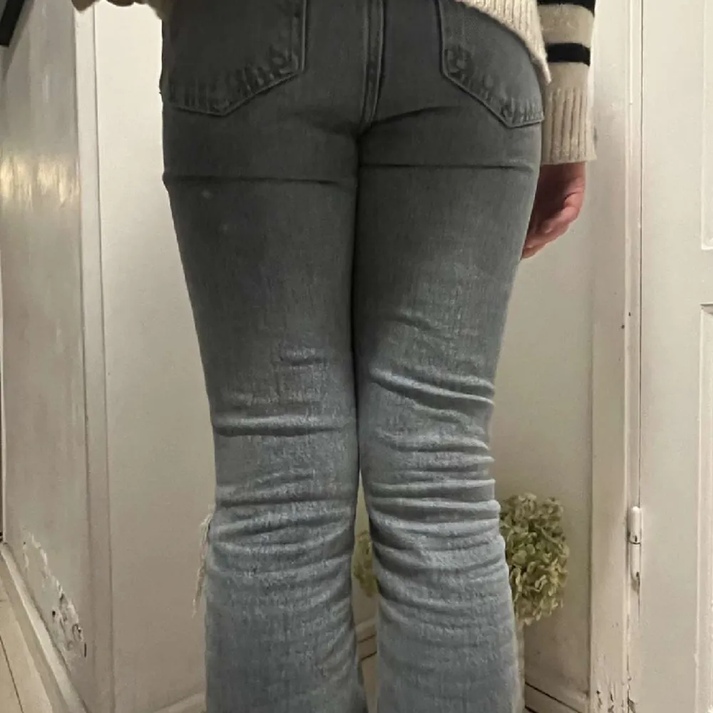 Jätte fina jeans som är flared och Lågmidgade från gina💗!! I storlek 152 och är i väldigt bra skick!! Fina hål på knän och på låret🎀 pris kan diskuteras 🤍🥂. Jeans & Byxor.