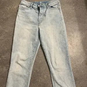 Ett par ljusa jeans. Har inte använt den på länge. Jätte lätt o styla 💞