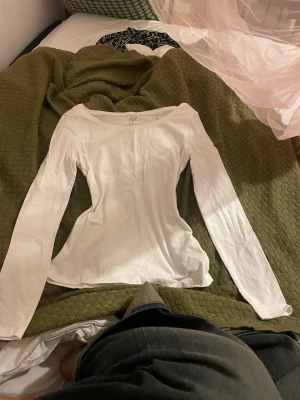 Vit långärmad tröja  - Bra skick, inga fläckar 