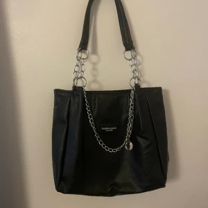 Väska - Helt ny och oanvänd handväska från shein. Säljes pga för liten för vad jag hade tänkt mig. Nypris 110 kr. Köparen står för frakten. 