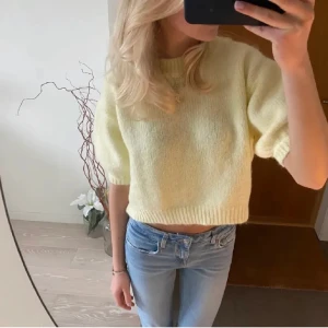 zara tröja - lånad första bild från natalietillgren men samma tröja! superskön trekvartsärm tröja från zara, strl m men passar mig som brukar variera mellan s och m❤️ använd 3-4 gånger, tryck gärna på köp nu