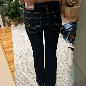 Bootcut Replay Jeans - Ett par coola lågmidjade och bootcut Replay jeans💞 De är tyvärr lite korta på mig som är 167. Jag skulle säga att de är xs/s. Midjemått: 38 cm rakt över. Innerben: 73 cm.
