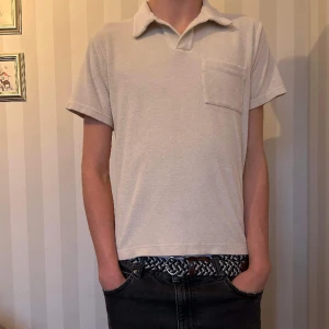 Arket frotté piké - En frotté piké som passar perfekt till sommaren . Skick 7/10. Moddelen är 185 och väger 65 kilo. Tveka inte på att höra av er vid några funderingar.