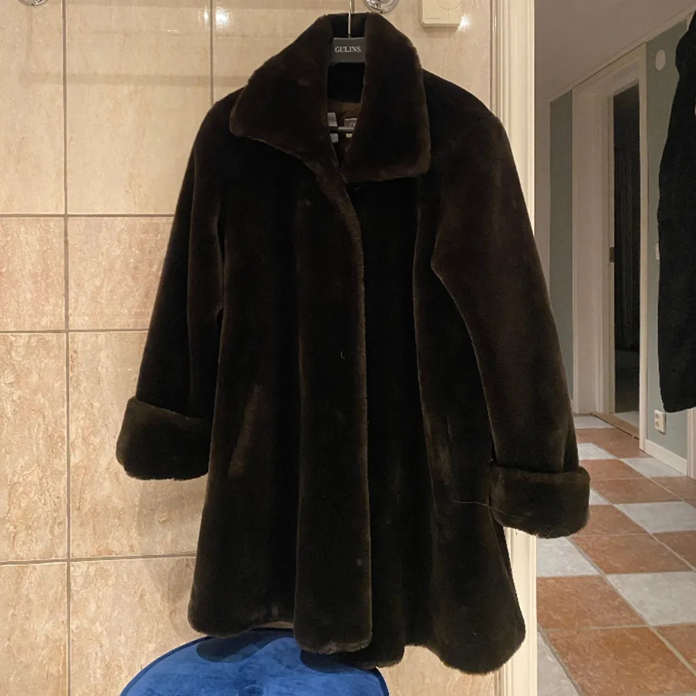 Jättefin mörkbrun kappa som knappt är använd 🤎 storlek 34-36 (jag är en 36/38 och 161cm lång). Jackor.