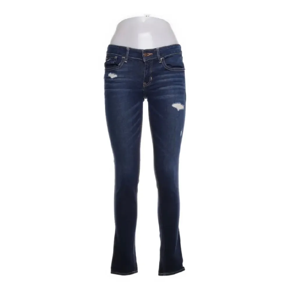 Jättefina Lågmidjade jeans köpa på sellpy! Fick precis hem så har aldrig använt❤️. Jeans & Byxor.