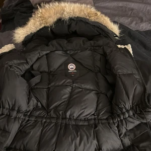 Canada goose  - Köpte en ny jacka så den är inte användbar för mig längre.  Kvitto finns med och kartong!!