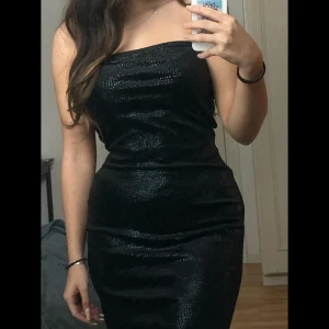 Guess klänning  - Superfin äkta Guess klänning som jag tyvärr måste sälja då den är lite för stor för mig. Pris går att diskuteras:) Enda gången den använts är för dessa bilder. Skulle passa som en supersnygg festklänning:)  Storlek M Nypris 1400