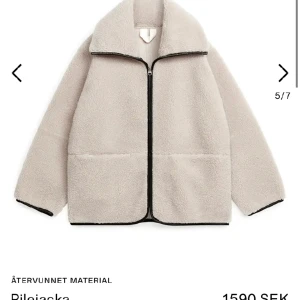 Arket Teddy hacka - Intressekoll på min supermysiga o varma arket teddyjacka! Använd fåtal gånger, väldigt eftertraktad! Säljer inte för under 900 då jag köp den för 1600 för nån månad sen ba!❤️❤️❤️