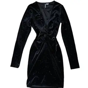 Superfin glittrig klänning, perfekt till fest och nyår! Använd fåtal gånger och i fint skick. Storlek: XS Pris: 79 kr