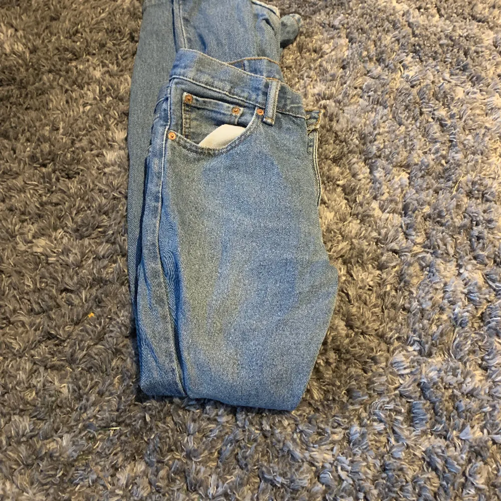 Säljer mina feta jeans skick 10/10 då använt fåtal gånger. Dock vid märket där back är de lite söndriga men annars funkar perfekt och bra passform . Jeans & Byxor.