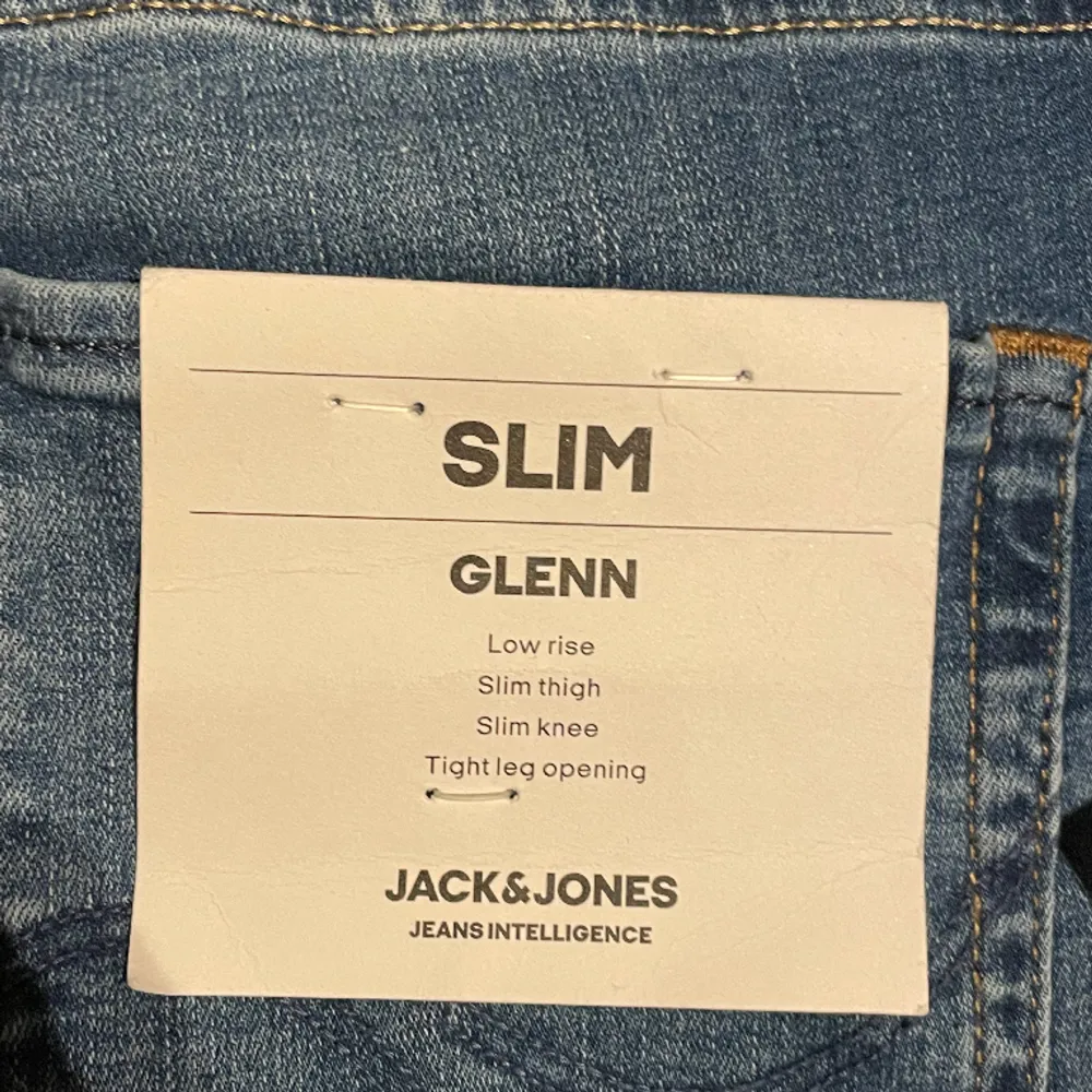 Säljer nu dessa oanvända Jack & Jones jeansen i storlek W29 L30! Riktigt snygg färg och bra passform! Hör av dig vid frågor. Jeans & Byxor.