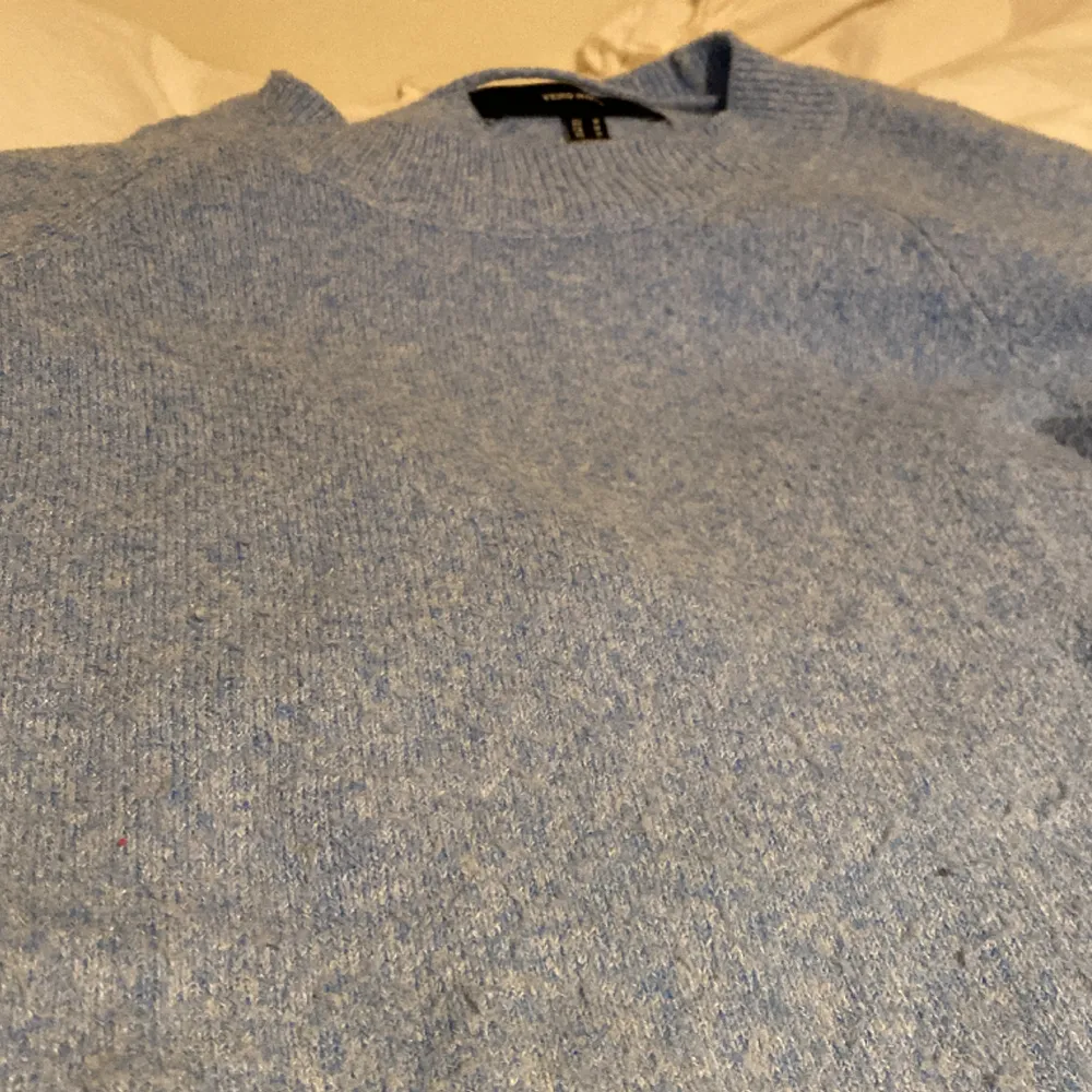 Ljusblå stickad tröja från Vero Moda i strl M. Använd fåtal gånger och skönt material. Tröjor & Koftor.