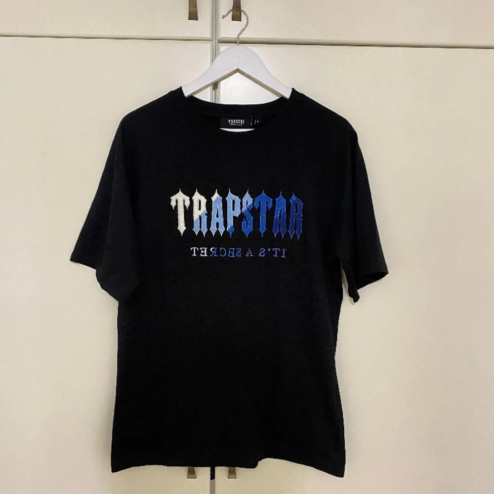 Helt ny Trapstar T-shirt i storlek L, 500kr.. T-shirts.