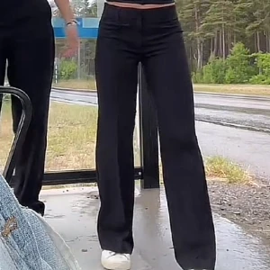 Kostymbyxor  - Svarta kostymbyxor i superbra skick köpta från madlady. Lågmidjade modellen i short 