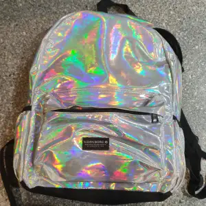 This is a unique backpack featuring the pride era.  It's delivered as is with no visible damage.  Washable and easy to use.