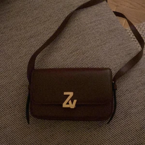 Zadigväska - Fin Zadig väska som inte längre används. Superfin vinröd färg eller burgundy . Nypris ca 4000