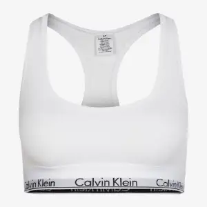Säljer min helt nya och oanvända Calvin Klein bralette eftersom jag råkade köpa fel storlek. Köpt för 389kr och den är i storlek s, lapp sitter fortfarande kvar (se på sista bild). Pris går att diskuteras💕   och lappen sitter fortfarande kvar