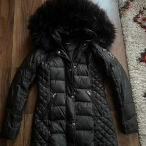 Rock and blue jacka - använd en vinter så den är i jättefint skick!  de är beam mid modellen och pälskragen går å ta av☺️