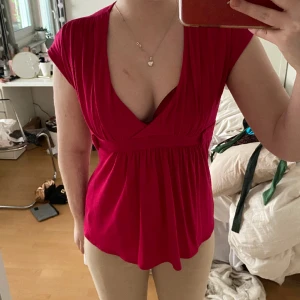 Vintage topp - Ingen lapp men är en gammal vintage topp som jag uppskattar strl S! Fint skick förutom lappen som saknas. Sitter så fint med passformen som är tight över bysten/vid bysten (dock stretchig) och sen flowig under bysten!! Love<3 använd gärna köp nu😙