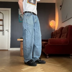 Weekday galaxy jeans - Snygga ljusblåa weekday galaxy jeans, storlek 33/32 lite slit vid hälen men annars top skick