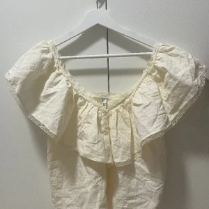 Zara blus  - Naturvit linne blus från Zara med volang. Storlek XS.