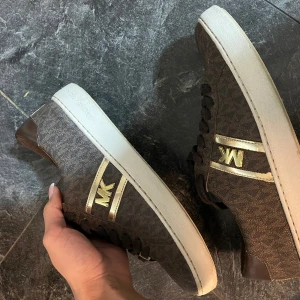 Michael kors skor  - Jätte fina Michael kors skor i Stl 39, köpa på nk. Använt få gånger och nu inte kommer till användning. Nypris 2200kr