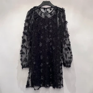 Klänning  - Superfin klänning från Liberté med 3D blommor och glittrig effekt. Ny med prislapp 